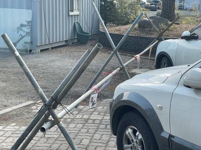 청주 유명 중식당의 주차장에 바리케이드가 놓여져 있다. 식당 업주는 "건물주가 손님 주차를 막기 위해 쳐놓은 것"이라고 주장하고 있다. 이 식당은 건물주와 임차인의 갈등 끝에 지난해 말 폐업했다. 업주 권모씨 제공