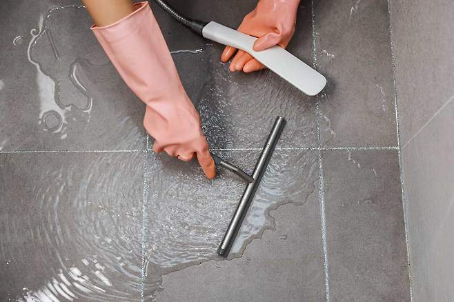 욕실 청소를 미루면 단순한 위생 문제를 넘어 다양한 건강 문제로 이어질 수 있다.​/사진=클립아트코리아