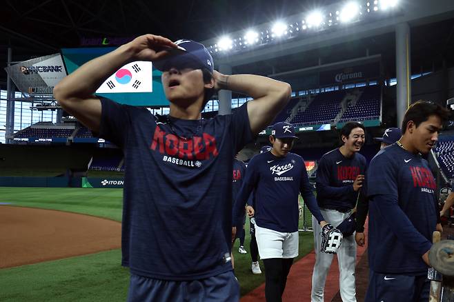 <yonhap photo-3395="">대한민국 야구 대표팀이 월드베이스볼클래식(WBC) 준준결승을 하루 앞둔 12일(현지시간) 미국 플로리다주 마이애미 론디포파크에서 열린 공식 훈련에서 타격 훈련을 위해 이동하고 있다. [사진 연합뉴스]</yonhap>
