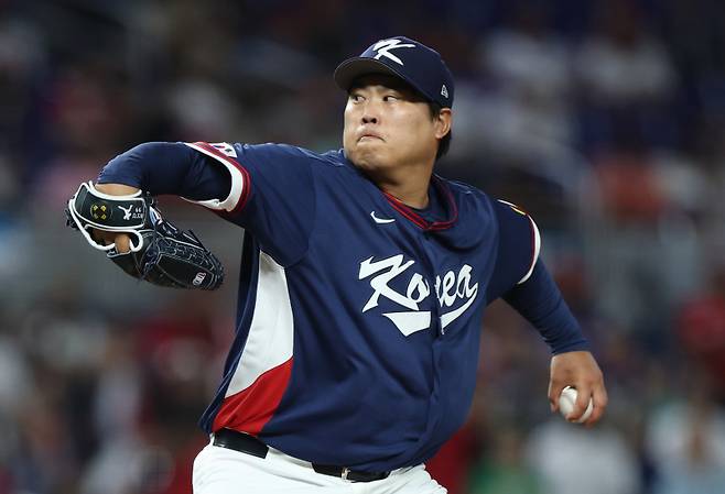 <yonhap photo-2828="">13일(현지시간) 미국 플로리다주 마이애미 론디포파크에서 열린 월드베이스볼클래식(WBC) 대한민국 대 도미니카공화국 준준결승전. 한국 선발투수 류현진이 1회 말 역투하고 있다. 사진=연합뉴</yonhap>