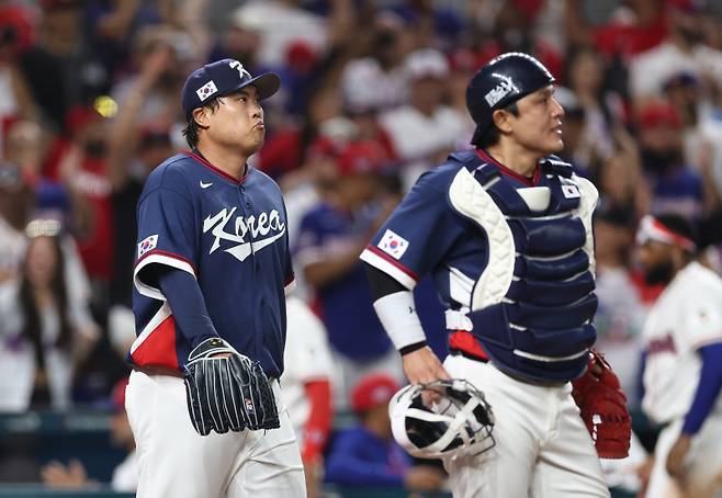 <yonhap photo-2863="">13일(현지시간) 미국 플로리다주 마이애미 론디포파크에서 열린 월드베이스볼클래식(WBC) 대한민국 대 도미니카공화국 준준결승전. 2회말 2사 1, 2루 한국 선발투수 류현진이 상대에게 3점을 내어준 뒤 마운드에 올라온 포수 박동원과 아쉬워하고 있다. [사진=연합뉴스]</yonhap>