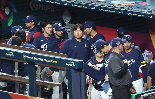<yonhap photo-3368=""> 콜드게임 선언에 아쉬워하는 대표팀 (마이애미=연합뉴스) 김인철 기자 = 13일(현지시간) 미국 플로리다주 마이애미 론디포파크에서 열린 월드베이스볼클래식(WBC) 대한민국 대 도미니카공화국 준준결승전. 7회말 심판의 콜드게임 선언으로 0-10에 게임을 종료, 패배한 한국 선수들이 아쉬워하고 있다. <저작권자 ⓒ 1980~2026 ㈜연합뉴스. 무단 전재 재배포 금지, AI 학습 및 활용 금지></yonhap>