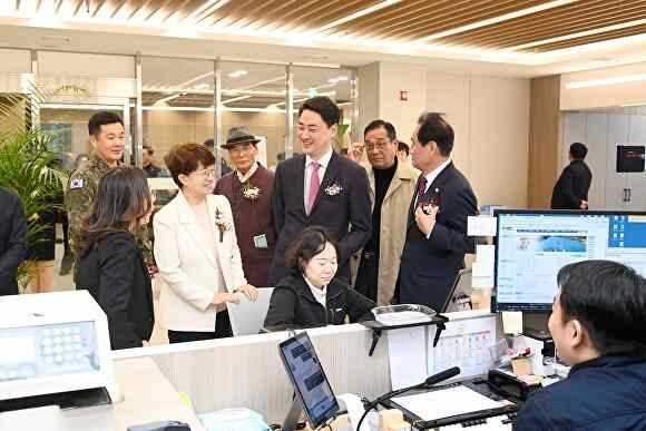 12일 열린 '논공읍 공단출장소 신청사 개소식'에 참석한 최재훈 달성군수(오른쪽)가 신청사 내부 시설을 둘러보고 있다 [사진=달성군]