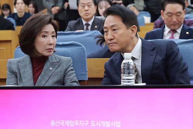 국민의힘 나경원 의원이 6일 국회 의원회관에서 국민의힘 권영세 의원과 서울시가 연 용산국제업무지구 관련 정책 토론회에 참석해 오세훈 서울시장과 대화하고 있다. 연합뉴스