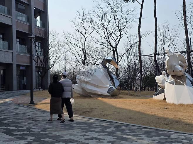 13일 오전 대구 달성군 유가읍 중앙공원에서 젊은 신혼부부가 산책을 하고 있다. 대구=백경서 기자