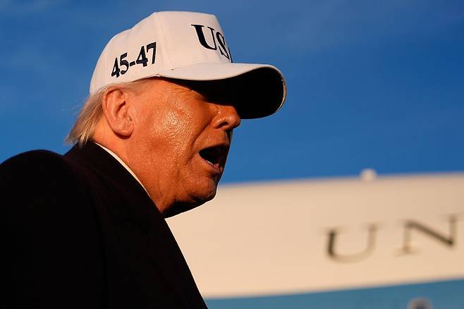 현지시간 13일 도널드 트럼프 대통령이 플로리다로 향하기 위해 메릴랜드주 앤드루스 합동 기지에서 에어포스 원에 탑승하기 전 기자들과 이야기를 나누고 있다. AP=연합뉴스