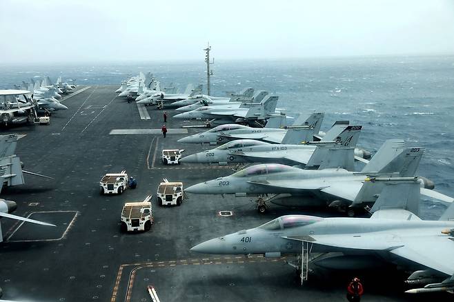 호르무즈 해협 인근 오만 만에서 USS 에이브러햄 링컨호 갑판 위에 FA-18F 전투기들이 배치된 모습. 로이터=연합뉴스