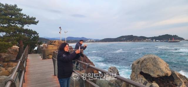 ▲ 능파대를 배경으로 일렁이는 동해 바다를 앵글에 담는 손길이 정성스럽다.