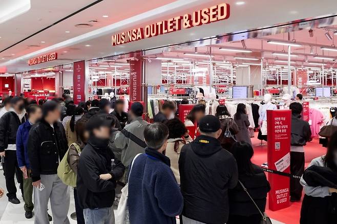 롯데몰 은평점 무신사 아울렛과 무신사 유즈드를 찾은 고객들의 모습. 사진=무신사
