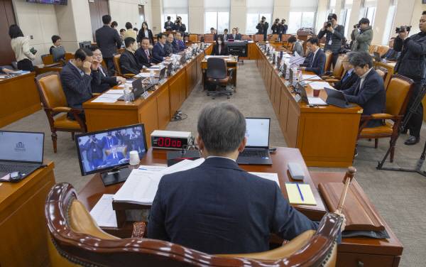 =국회 정치개혁특별위원회 위원장인 민주당 송기헌 의원이 13일 국회에서 열린 정치개혁특위 회의를 개회하고 있다. 연합뉴스