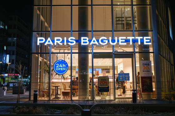 A hybrid Paris Baguette branch in western Seoul, where it is only unmanned during late night hours. [CHO YONG-JUN]