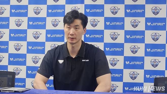 박철우 우리카드 감독대행이 14일 오후 장충체육관에서 열린 한국전력과 ‘진에어 2025~2026 V-리그’ 6라운드 홈경기가 끝나고 기자회견에 참석하고 있다. 송한석 기자