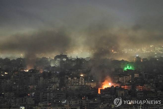 이스라엘의 공습으로 레바논 베이루트 남부 외곽 다이예 지역이 불길에 휩싸인  모습. [AP연합뉴스]