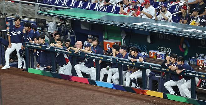 14일(한국시간) 미국 플로리다주 마이애미 론디포파크에서 열린 월드베이스볼클래식(WBC) 대한민국 대 도미니카공화국 준준결승전에서 3회말 계속되는 실점에 한국 선수들이 아쉬워하고 있다. 연합뉴스