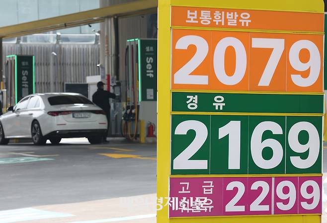 기름값 최고가격 지정제 실시될까…급등하는 유가 
    (서울=연합뉴스) 김성민 기자 = 유가 급등으로 정부가 최고가격 지정을 검토 중인 9일 오전 9시 기준 전국 주유소 평균 휘발유 가격은 ℓ당 1천897.7원으로 전날보다 2.3원 올랐다. 경유 가격은 같은 시각 1천920.1원으로 2.3원 상승했다. 
    사진은 서울 시내 한 주유소의 모습. 2026.3.9
    ksm7976@yna.co.kr
