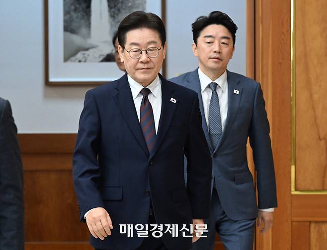 이재명 대통령이 9일 서울 청와대 본관에서 열린 중동 상황 관련 비상경제점검회의에 입장하고 있다. /2026.03.09 청와대사진기자단 김호영기자