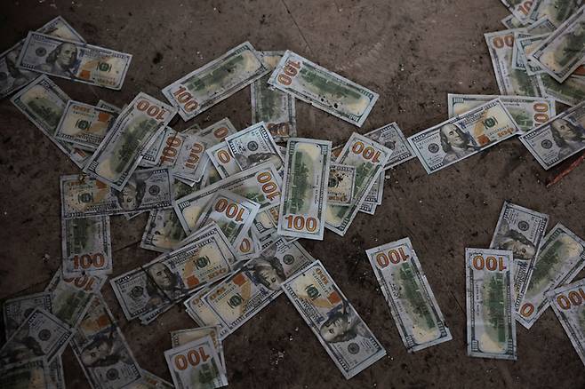 사기 공장에서 발견된 100달러 지폐들 [사진 출처 = 로이터 연합뉴스]