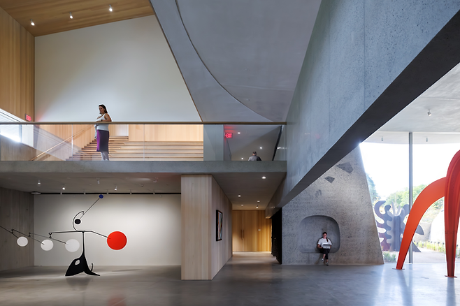 지하로 내려오면 선큰에 조성된 전시 공간이 나타난다. ©Herzog & de Meuron