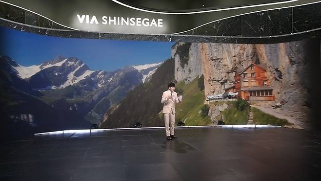 CJ온스타일 진행자가 비아신세계 스위스 일주 여행 코스를 설명하고 있다. <자료 = CJ온스타일>