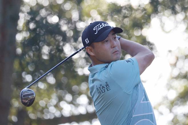 이태훈이 리브 골프 싱가포르에서 선두권을 기록했다. 사진은 이태훈블랙 다이아몬드 랜치에서 열린 LIV 골프 블랙 다이아몬드 랜치 골프 토너먼트 3라운드에서 첫 번째 티에서 안타를 치고 있다. /로이터=뉴스1