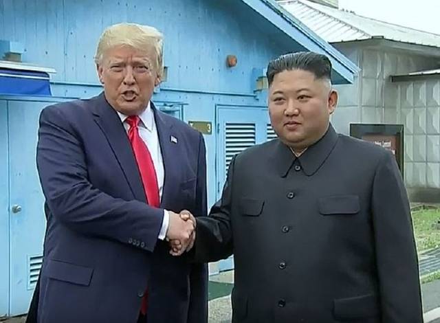 지난 2019년 판문점서 만난 도널드 트럼프 미국 대통령과 김정은 국무위원장. 연합뉴스