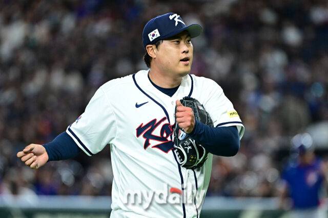 8일 일본 도쿄돔에서 열린 2026 월드 베이스볼 클래식(WBC) 조별리그 한국-대만 경기. 류현진이 선발 투수로 나와 1회 수비를 마치고 더그아웃으로 향하고 있다./도쿄(일본)=한혁승 기자 hanfoto@mydaily.co.kr