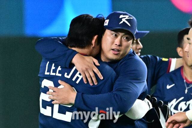 9일 일본 도쿄돔에서 열린 2026 월드 베이스볼 클래식(WBC) 조별리그 한국-호주 경기. 한국이 7-2로 호주에 승리해 8강 진출에 성공했다. 류현진이 이정후와 포옹하며 기뻐하고 있다./도쿄(일본)=한혁승 기자 hanfoto@mydaily.co.kr