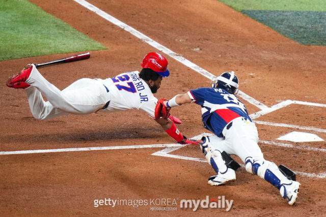 도미니카공화국 WBC 대표팀 블라디미르 게레로 주니어가 태그를 피해 홈으로 들어오고 있다./게티이미지코리아