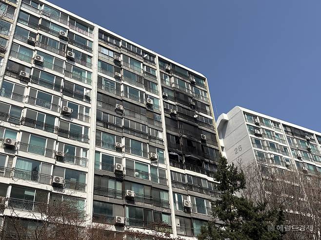 2월 24일 화재로 인명사고 피해가 있었던 은마아파트의 모습. 정주원 기자