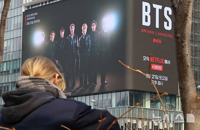 [서울=뉴시스] 최진석 기자 = 방탄소년단(BTS)의 서울 광화문광장 컴백 공연을 열흘 앞둔 11일 서울 종로구 광화문광장 인근 전광판에 BTS 컴백 공연 관련 광고가 보이고 있다. 2026.03.11. myjs@newsis.com
