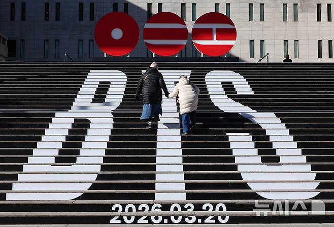 [서울=뉴시스] 이영환 기자 = 지난달 6일 오전 서울 종로구 세종문화회관 계단에 방탄소년단(BTS)의 정규 5집의 로고, 발매 일자, 팀명을 이용한 래핑이 돼있다. BTS의 정규 5집은 오는 20일 발매된다. 2026.01.06. 20hwan@newsis.com