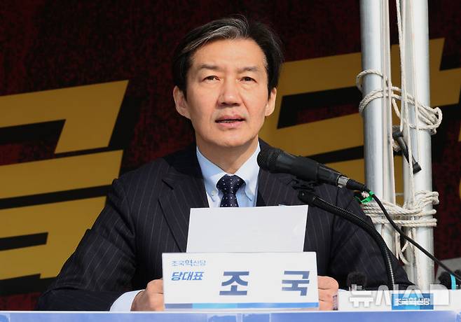 [서울=뉴시스] 김금보 기자 = 조국 조국혁신당 대표가 지난 12일 오전 서울 여의도 국회 본청 앞에 진보4당이 마련한 정치개혁 촉구 농성장에서 열린 최고위원회 회의에서 발언을 하고 있다. 2026.03.12. kgb@newsis.com