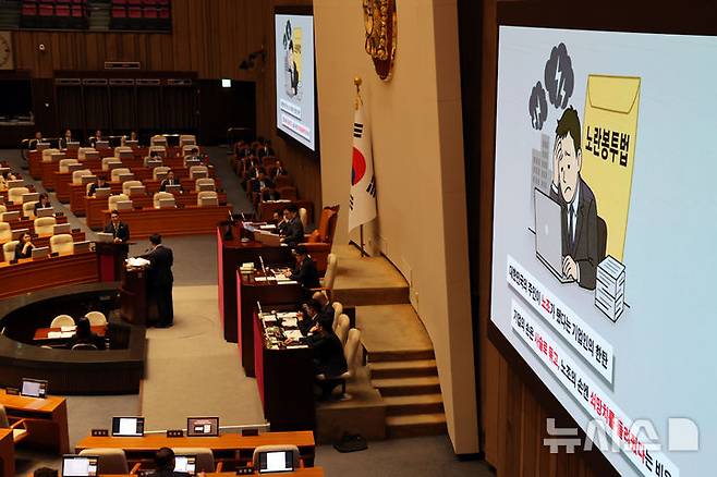 [서울=뉴시스] 김명년 기자 = 김민석 국무총리가  서울 여의도 국회에서 열린 제429회국회(정기회) 제7차 본회의 '경제에 관한 질문'에서 권칠승 더불어민주당 의원 질의에 답하고 있다. 2025.09.17. kmn@newsis.com