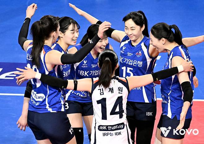 [서울=뉴시스] 프로배구 IBK기업은행 선수들이 14일 화성종합실내체육관에서 열린 진에어 2025~2026 V-리그 여자부 6라운드 GS칼텍스와의 경기에서 득점을 올린 뒤 환호하고 있다. (사진=KOVO 제공) 2026.03.14.  *재판매 및 DB 금지