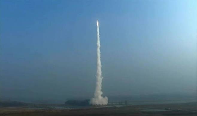 [서울=뉴시스] 김정은 북한 국무위원장이 지난 6일 북한 미사일총국의 신형 극초음속 중장거리 탄도미사일 시험발사를 화상감시체계로 참관했다고 7일 북한 조선중앙TV가 보도했다. (사진=조선중앙TV 캡쳐) 2025.01.07. photo@newsis.com *재판매 및 DB 금지