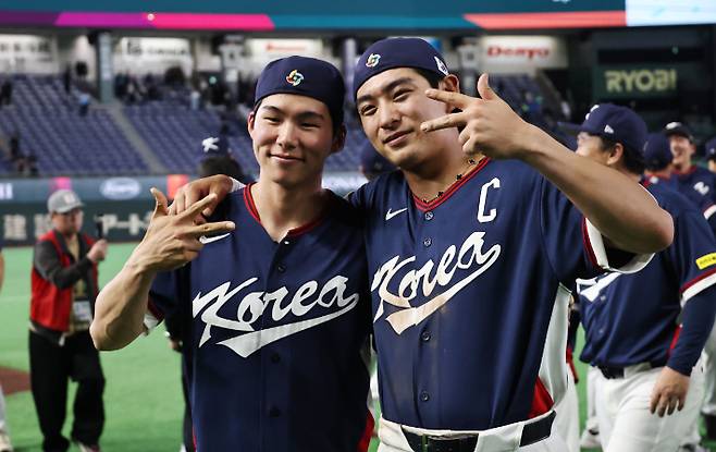 14일(한국 시각) WBC 8강전에 나란히 선발 출전하는 김혜성(왼쪽)과 이정후. 사진은 지난 9일 호주와 경기에서 승리한 뒤 포즈를 취한 모습. 연합뉴스