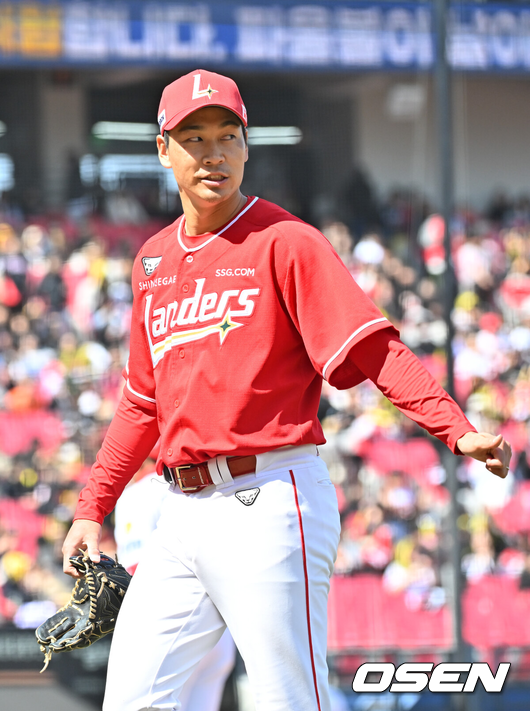 [OSEN=광주, 민경훈 기자] 13일 광주기아챔피언스필드에서 2026 신한 SOL KBO리그 시범경기 KIA 타이거즈와 SSG 랜더스의 경기가 열렸다.시범경기는 오늘(12일)부터 오는 24일까지 진행되며, 각 팀이 12경기씩 치러 총 60경기가 펼쳐진다.2회말을 마친 SSG 선발 타케다가 사인을 보내고 있다. 2026.03.13 / rumi@osen.co.kr