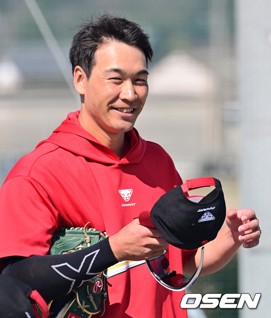 [OSEN=미야자키(일본), 지형준 기자] 28일 일본 미야자키현 오쿠라가하마소호 구장에서 SSG 랜더스와 일본프로야구 라쿠텐 골든이글스 2군과의 연습경기가 열렸다.SSG는 일본 미야자키 스프링캠프에서 연습경기 1패를 기록 중이다. 지난 25일 소프트뱅크 호크스 2군 상대로 1.5군급 선수들이 출격한 가운데 1-9로 패했다. SSG 타케다가 몸을 풀고 있다. 2026.02.28 /jpnews@osen.co.kr