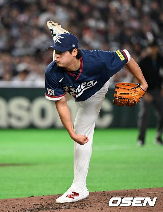 [OSEN=도쿄(일본), 손용호 기자] 7일 일본 도쿄돔에서 2026 월드베이스볼클래식(WBC) 조별리그 C조 대한민국과 일본의 경기가&nbsp;열렸다.한국은 잠수함 고영표, 일본은 좌완 기쿠치 유세이를 선발로 내세웠다. WBC에서 2006년 4강, 2009년 준우승을 차지한 한국은 이후 3개 대회(2013년, 2017년, 2023년)에서 연달아 1라운드를 통과하지 못하고 있다. 이번 대회에서는 8강 토너먼트 복귀를 목표로 대회에 임하고 있다. 지난 5일 체코와의 첫 경기에서는 11-4로 대승을 거두며 좋은 출발을 했다.&nbsp;3회말 한국 조병현이 역투하고 있다. 2026.03.07&nbsp;/spjj@osen.co.kr