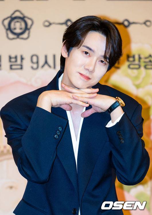 [OSEN=민경훈 기자] 11일 오후 서울 양천구 목동SBS에서 SBS 금토드라마 '신이랑 법률사무소' 제작발표회가 열렸다.이 자리에는 신중훈 감독과 배우 유연석, 이솜, 김경남이 참석했다. '신이랑 법률사무소'는 오는 13일(금) 첫 방송을 시작으로 매주 금, 토 밤 9시 50분 SBS에서 방송된다.배우 유연석이 포토타임을 갖고 있다. 2026.03.11 /rumi@osen.co.kr