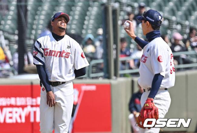 [OSEN=부산, 이석우 기자] 14일 부산 사직야구장에서 2026 신한 SOL KBO 리그 롯데 자이언츠와 LG 트윈스의 시범경기가 열렸다. 홈팀 롯데는 로드리게스가, 방문팀 LG는 임찬규가 선발 출전했다.롯데 자이언츠 선발 투수 로드리게스가 2회초 1사 2루 LG 트윈스 오지환의 투수 땅볼을 실책하고 아쉬워하고 있다. 2026.03.14 / foto0307@osen.co.kr