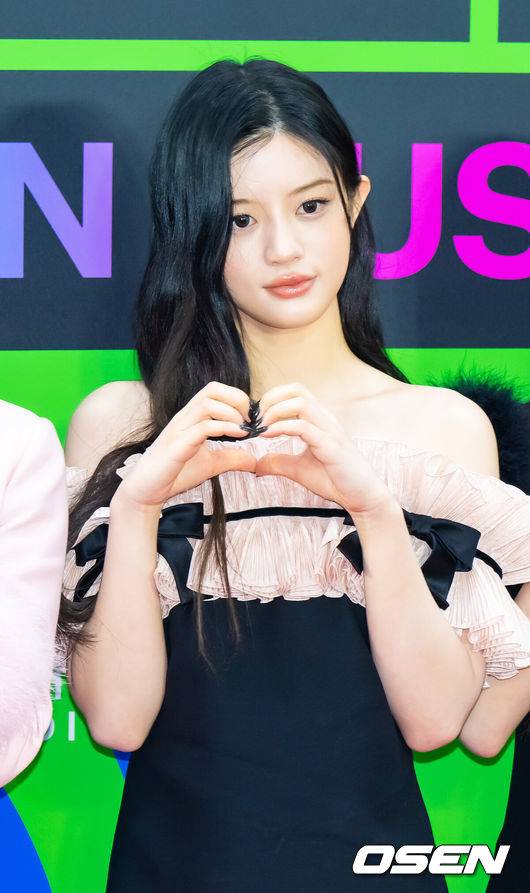 [OSEN=박준형 기자] 2025 멜론뮤직어워드(MMA2025)가 20일 오후 서울 고척스카이돔에서 진행됐다. 이날 행사에는 지드래곤(G-DRAGON), 박재범, 10CM, 지코, 엑소(EXO), 우즈(WOODZ), 제니(JENNIE), 에스파(aespa), 아이브(IVE), 한로로, 보이넥스트도어(BOYNEXTDOOR), 라이즈(RIIZE), 플레이 브(PLAVE), 엔시티 위시(NCT WISH), 아일릿(ILLIT), 하츠투하츠(Hearts2Hearts), 키키(Kiki), 올데 이 프로젝트(ALLDAY PROJECT), 아이딧(IDID), 알파드라이브원(ALPHA DRIVE ONE) 등 초호화 아티스트 라인업으로 꾸려졌다. 그룹 아일릿 민주가 포즈를 취하고 있다    2025.12.20 / soul1014@osen.co.kr