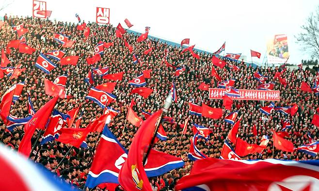 조선중앙통신은 11일 평양시 청년공원야외극장에서 노동당 제9차 대회 결정관철을 위한 청년전위들의 궐기대회가 열렸다고 보도했다. 평양=조선중앙통신·연합뉴스