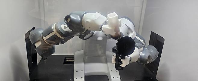 피부 진단을 마치면 매장 내부에 설치된 데이터를 활용해 기계가 자동으로 색소를 배합한다. 박윤희 기자