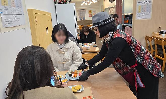 울산 남구에 위치한 초밥전문점 ‘스시은(銀)’에서 시니어들이 초밥을 서빙하고 있다. 울산=이보람 기자