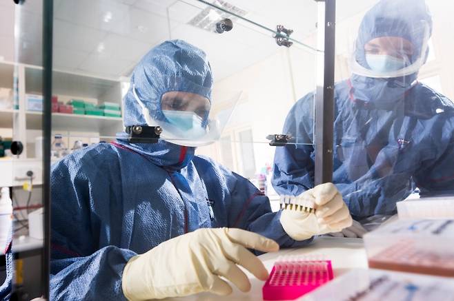 외부 DNA 오염을 막기 위한 클린룸 환경에서 연구자들이 고대 DNA를 추출하고 있다.  호주 고대 DNA 연구센터(ACAD) 제공