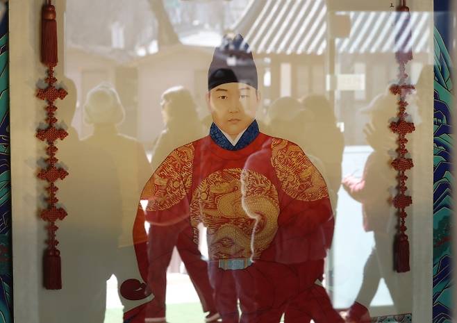 ‘왕사남’ 관광객 몰리는 영월 장릉 - 영화 ‘왕과 사는 남자’의 역사적 배경이 된 강원 영월군 장릉의 단종 어진에 관광객들의 모습이 비치고 있다. 2026.3.8 연합뉴스