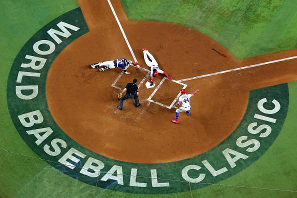 도미니카공화국 블라디미르 게레로 주니어가 14일 WBC 한국과의 8강전에서 2회 홈 플레이트로 헤드퍼스트 슬라이딩을 하고 있다. 게티이미지