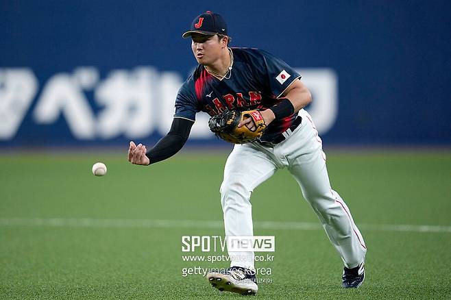 ▲ 수비 훈련하는 무라카미 무네타카.