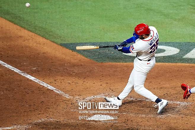 ▲ 오스틴 웰스가 한국을 돌려보내는 '콜드게임 승리 확정' 홈런을 터트린 순간.